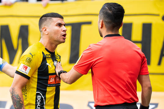 Häckens Paulinho reagerar mot assisterande domare