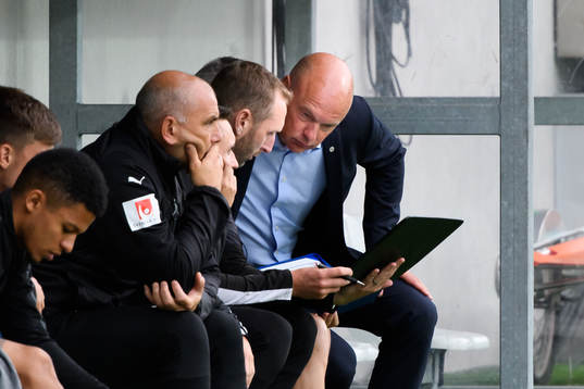Malmö FFs tränare Uwe Rösler på bänken