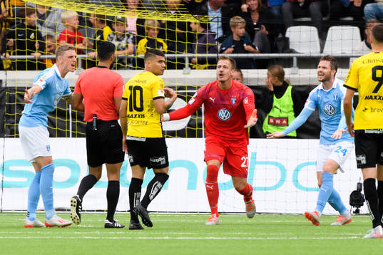 Malmö FFs målvakt Johan Dahlin reagerar mot domaren