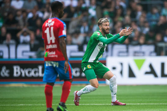 Hammarbys Simon Sandberg reagerar mot ett domslut