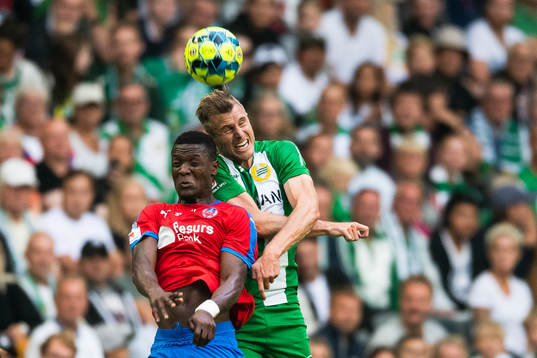 Helsingborgs Alhaji Gero och Hammarbys Richard Magyar i