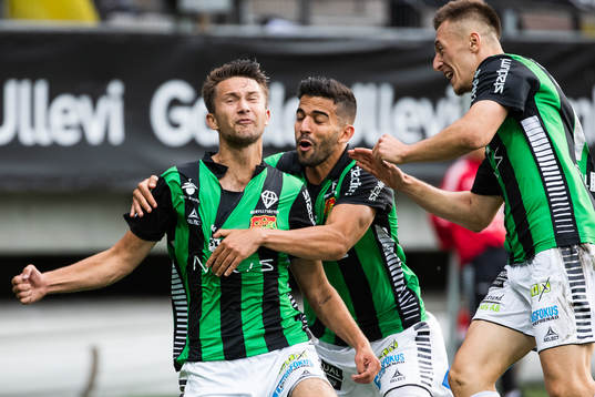 GAIS Måns Saebbö jublar med Paulo Marcelo och Leonard