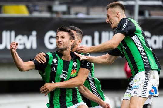 GAIS Måns Saebbö jublar med Paulo Marcelo och Leonard