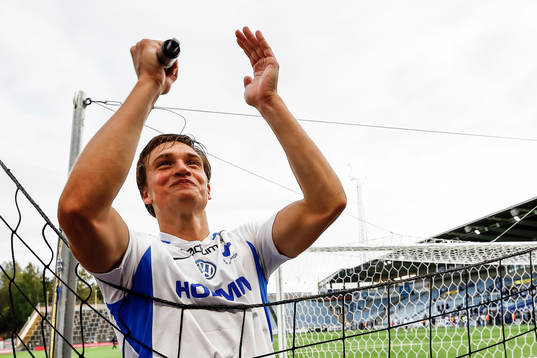 IFK Norrköpings Rasmus Lauritsen jublar och sjunger med