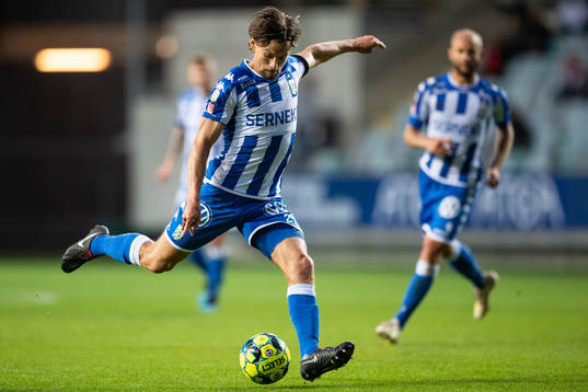 IFK Göteborgs Lasse Vibe skjuter ett skott