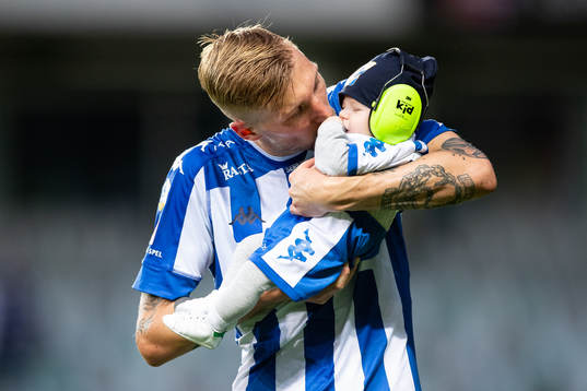 IFK Göteborgs Sebastian Eriksson med sin dotter