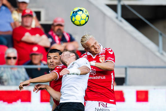 Kalmars Henrik Löfkvist och Emin Nouri i en kamp mot