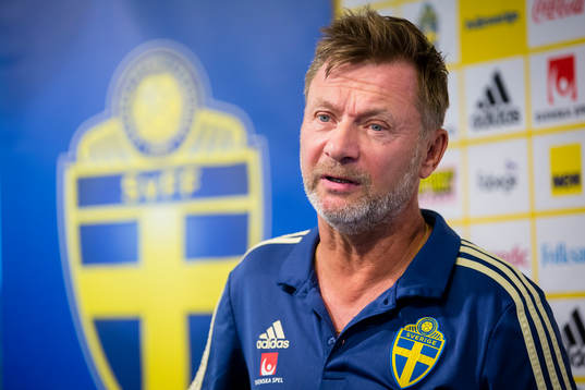 Bläddra bland fler bilder av Fotboll, dam, Sverige, Peter Gerhardsson, presskonferens