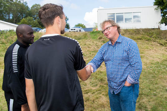 Gais ordförande Jonas Andersson hälsar på Boris Lumbana