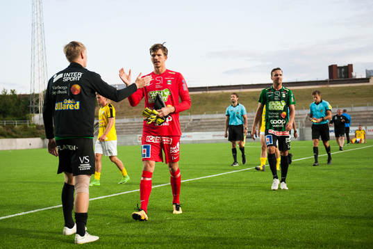 Varbergs målvakt August Strömberg jublar