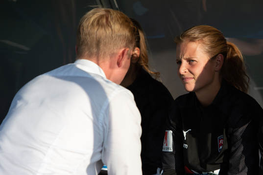 Rosengårds tränare Jonas Eidevall pratar med Anna