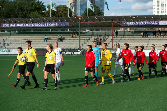 Lagen går in på planen innan fotbollsmatchen i