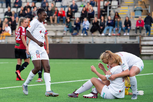Rosengårds Anam Imo och Glodis Perla Viggosdottir jublar