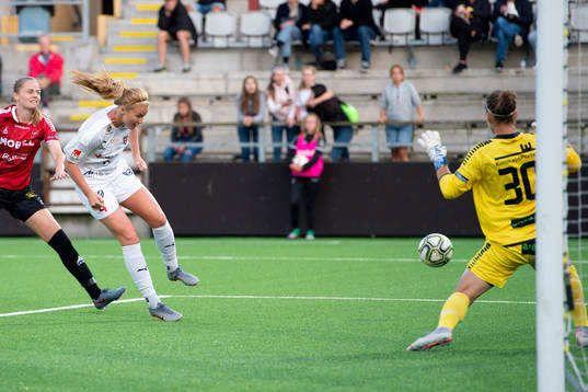 Rosengårds Glodis Perla Viggosdottir nickar mot mål
