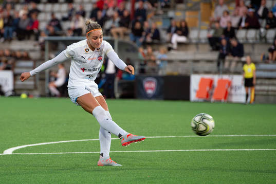 Rosengårds Sanne Troelsgaard skjuter mot mål