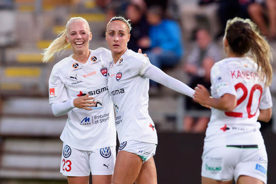 Rosengårds Sofie Svava och Sanne Troelsgaard jublar