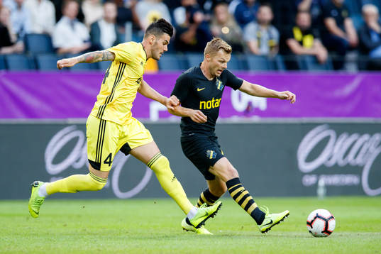 Matej Palcic of Sheriff Tiraspol and Sebastian Larsson of
