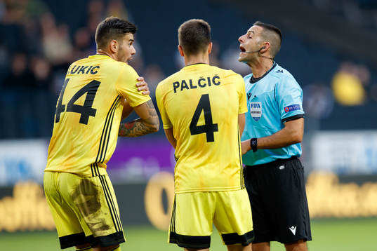 Andrej Lukic and Matej Palcic talks to the referee Roi