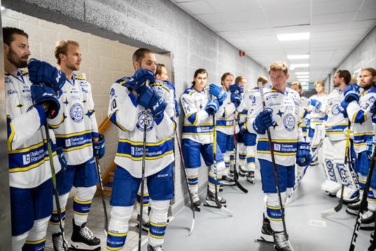 Leksands IF spelare väntar på lagfotografering