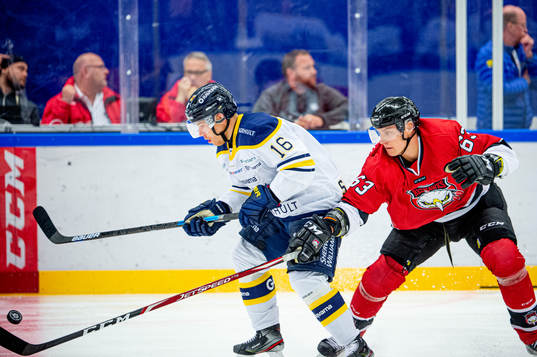 s Filip Sandberg mot Malmö Redhawks Fredrik Händemark