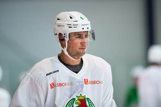 Kodie Curran  på en träning med ishockeylaget Rögle