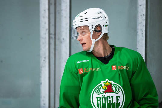 Anton Bengtsson på en träning med ishockeylaget Rögle