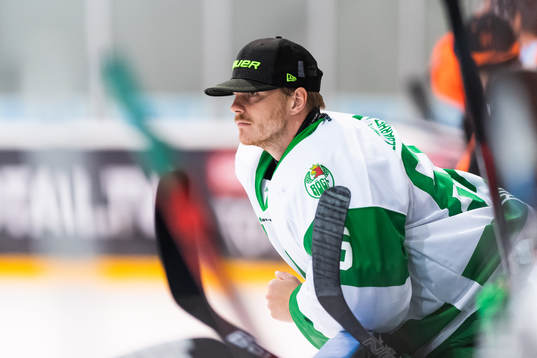 Rögles målvakt Christoffer Rifalk i båset utan hjälm