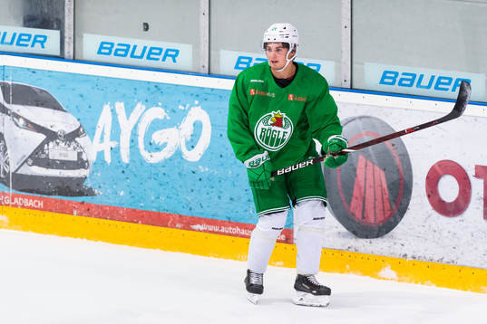 Nils Höglander på en träning med ishockeylaget Rögle