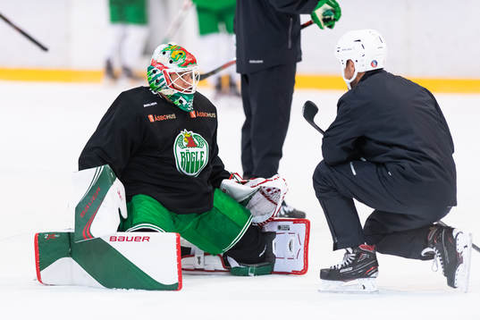 Målvakt Roman Will på en träning med ishockeylaget Rögle