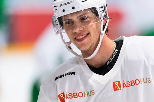 Dominik Bokk på en träning med ishockeylaget Rögle
