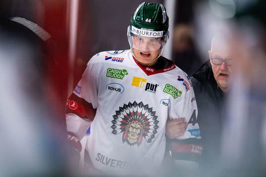Frölundas Jacob Peterson får hjälp av isen