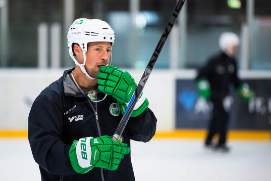 Rögles tränare Cam Abbott på en träning med
