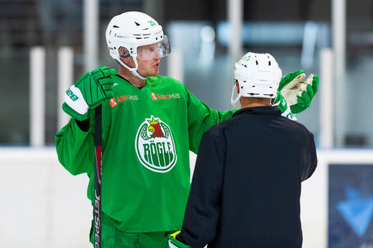 Hampus Gustafsson pratar med tränare Cam Abbott på en
