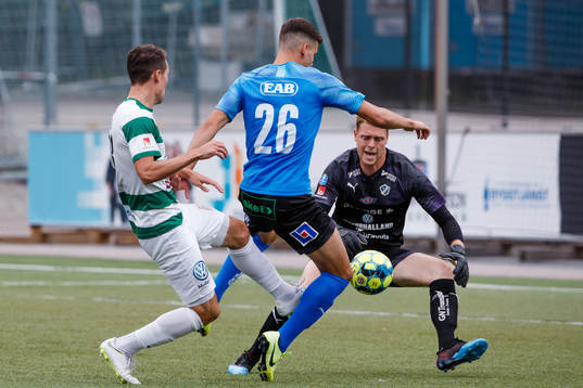 Västerås Filip Tronet oroar framför Halmstads Edvin