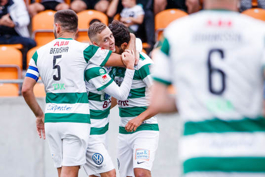 Västerås Ilir Berisha och Petar Petrovic jublar med