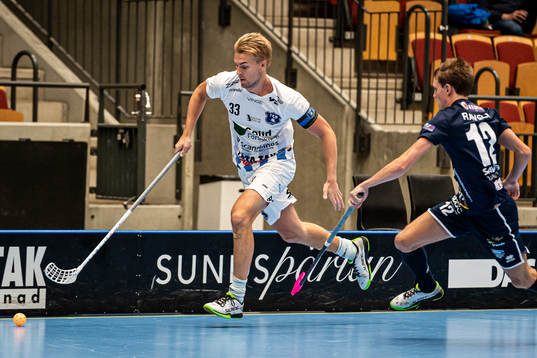 Helsingborgs Oliver Johansson jagas av Växjös Samuel
