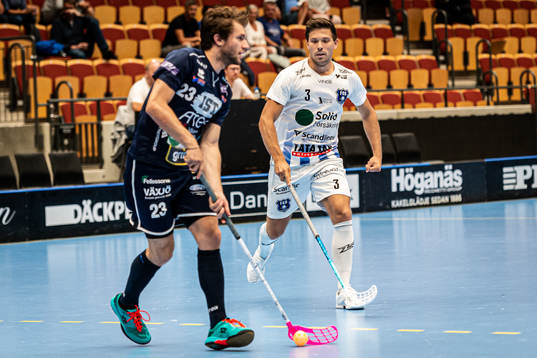 Helsingborgs Fredrik Azelius jagar Växjös Manuel Engel