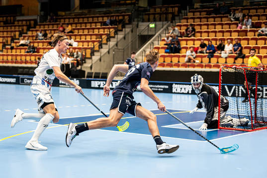 Helsingborgs Jonathan Nilsson jagar Växjös Philip Fox