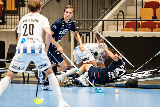 Helsingborgs Arvid Friberg tacklar Växjös Viktor Hansson