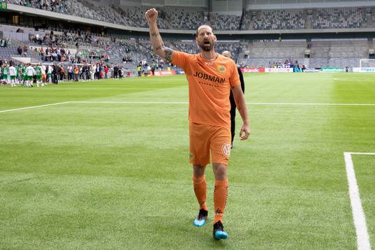 Hammarbys målvakt Johan Wiland jublar