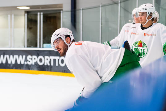 Rögles Eric Gelinas på en träning med ishockeylaget