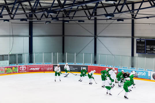 Spelare på en träning med ishockeylaget Rögle