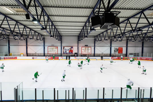 Generell vy över arenan med spelare på en träning med