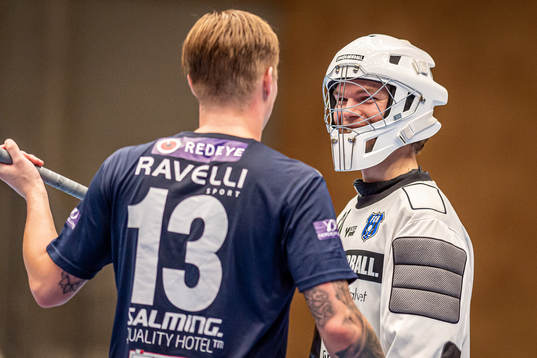 Växjös Ludwig Persson i samtal med Helsingborgs målvakt