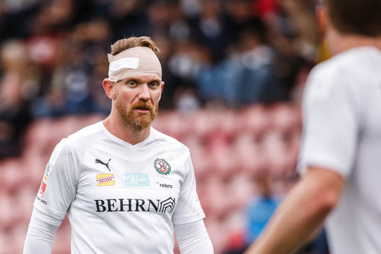 Örebros Michael Almebäck med bandage