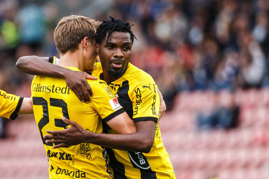 Häckens Viktor Lundberg och Kizito Kwame jublar