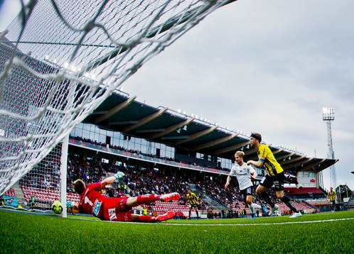 Häckens Joona Toivio gör 0-1 på Örebros målvakt Oscar