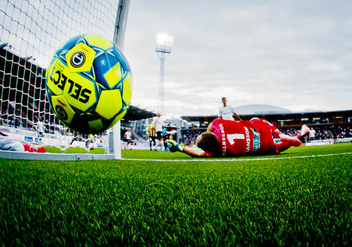 Örebros målvakt Oscar Jansson deppar vid Häckens Viktor