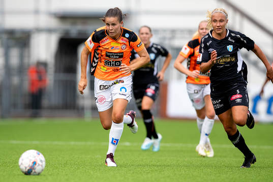 Kristianstads Sif Atladottir mot Göteborgs Emma Koivisto
