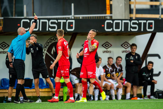 Vito Wormgoor of Brann gets a yellow card